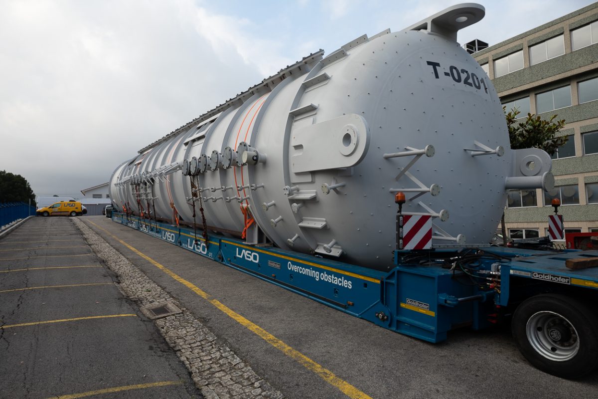 Pictures: Goldhofer THP/SL heavy-duty modules transport a 70 m long and almost 300 t heavy metal component in Portugal, from Vale de Cambra to the port of Leça da Palmeira